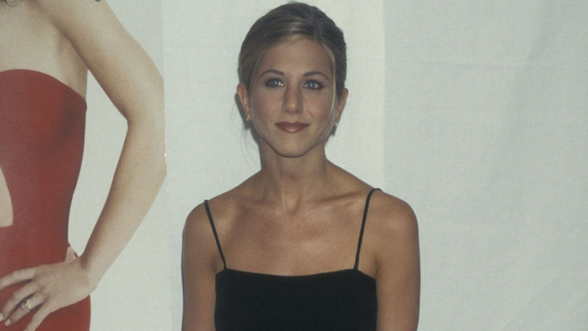 El 'little black dress' de Amelia Windsor y su conexión directa con Jennifer Aniston en los años 90