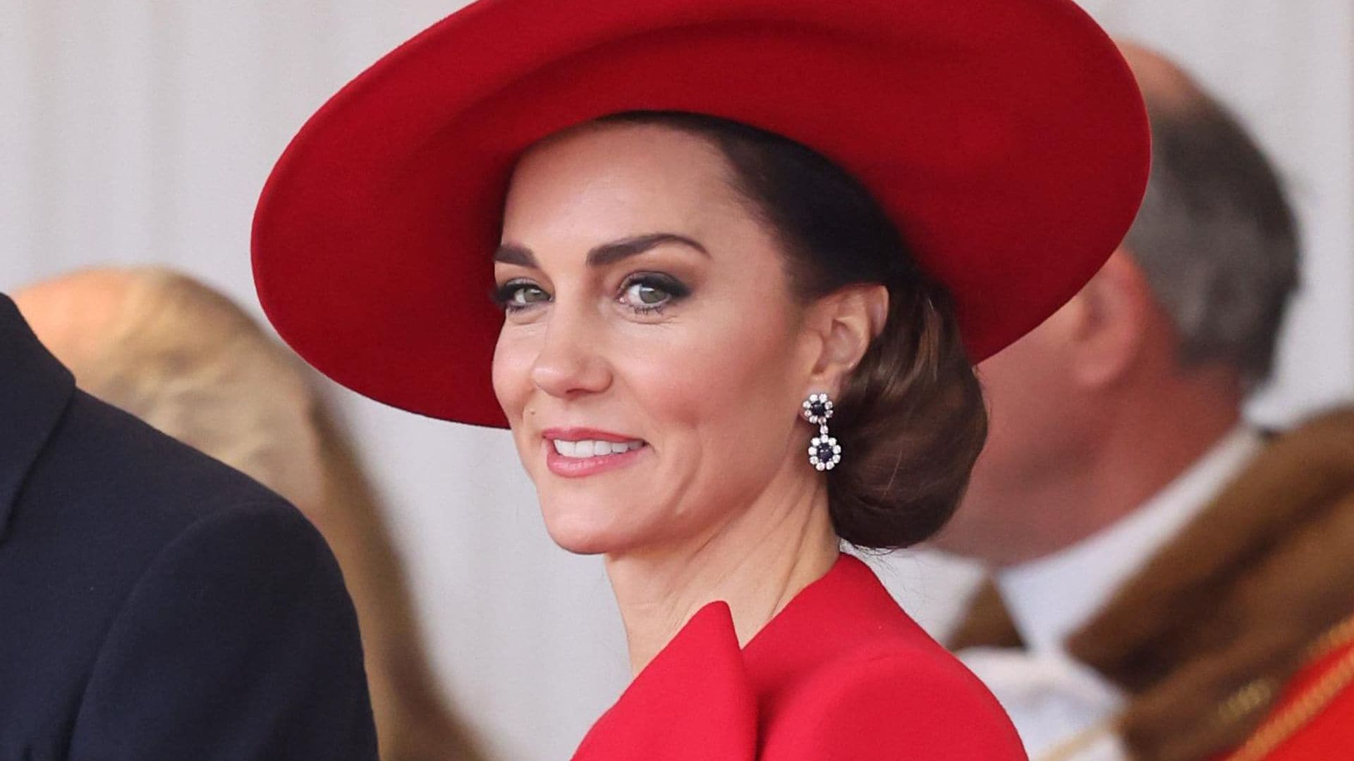 Kate Middleton deslumbra con atuendo rojo durante visita de Estado