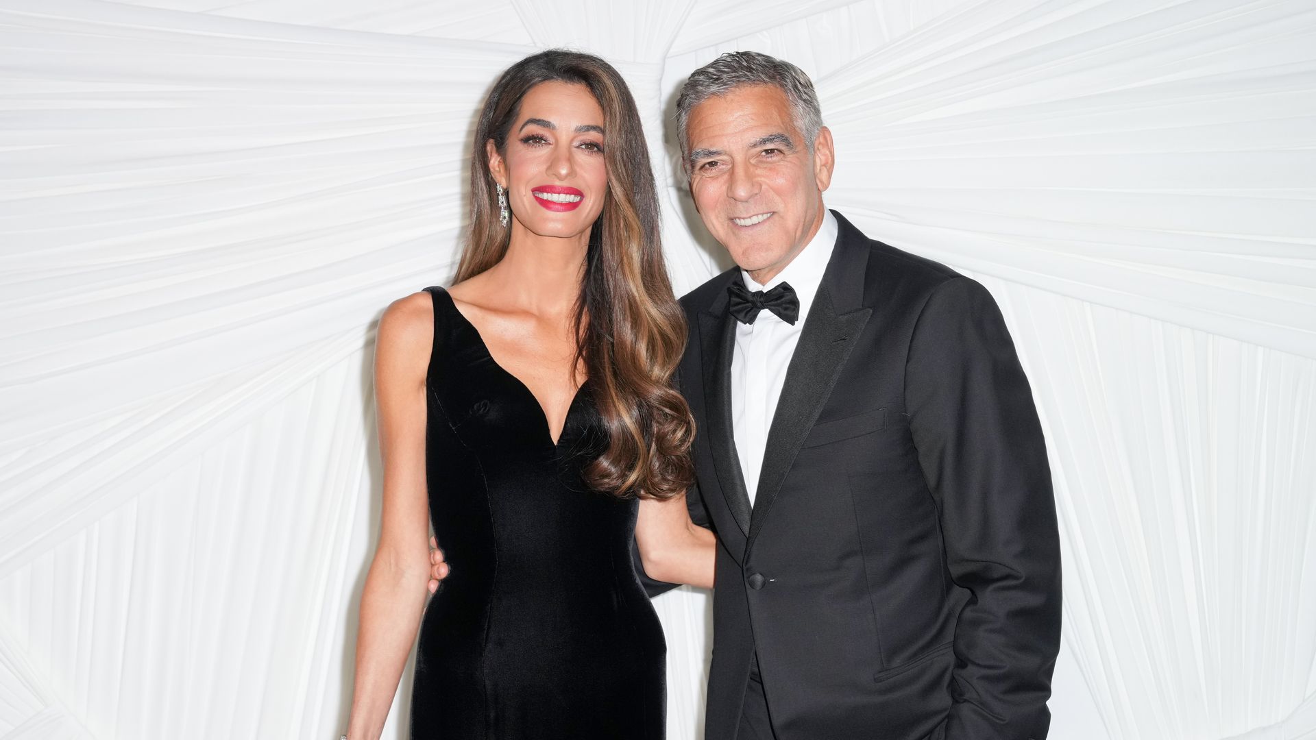 George y Amal Clooney, con sus mellizos, se mudan de Francia a  Nueva York