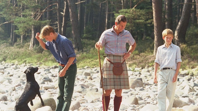 El rey Carlos III con sus hijos, de niños, en Balmoral