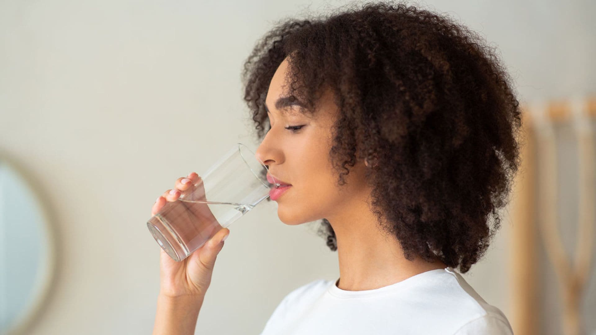 mujer vaso agua