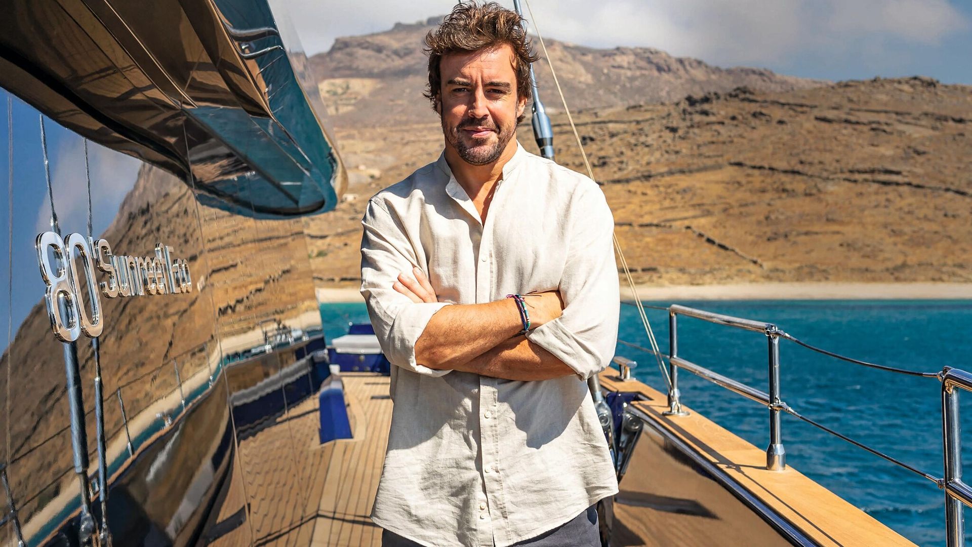 En ¡HOLA!: Fernando Alonso en su espectacular catamarán