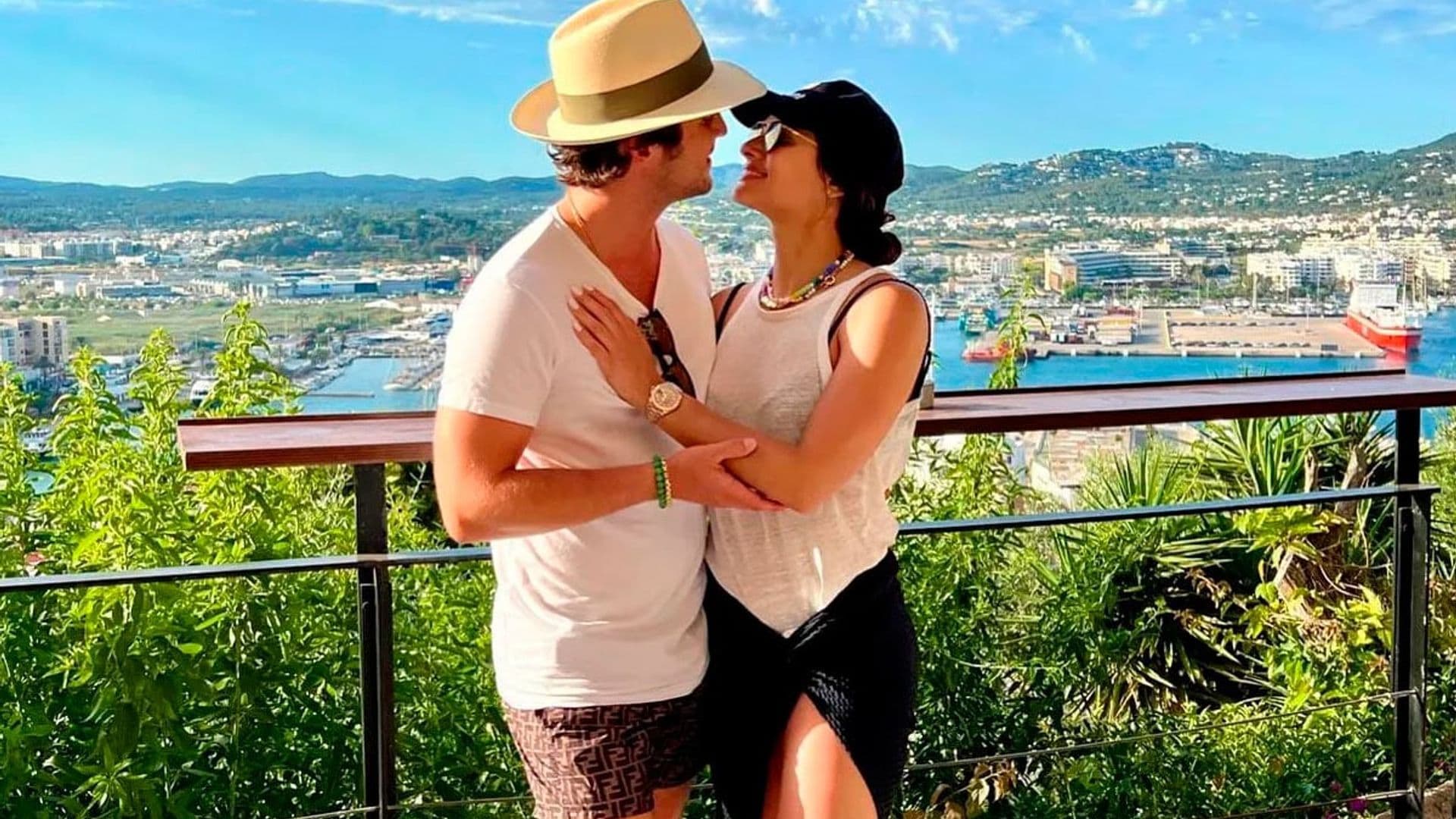 Desde Ibiza, Diego Boneta y Renata Notni presumen su amor