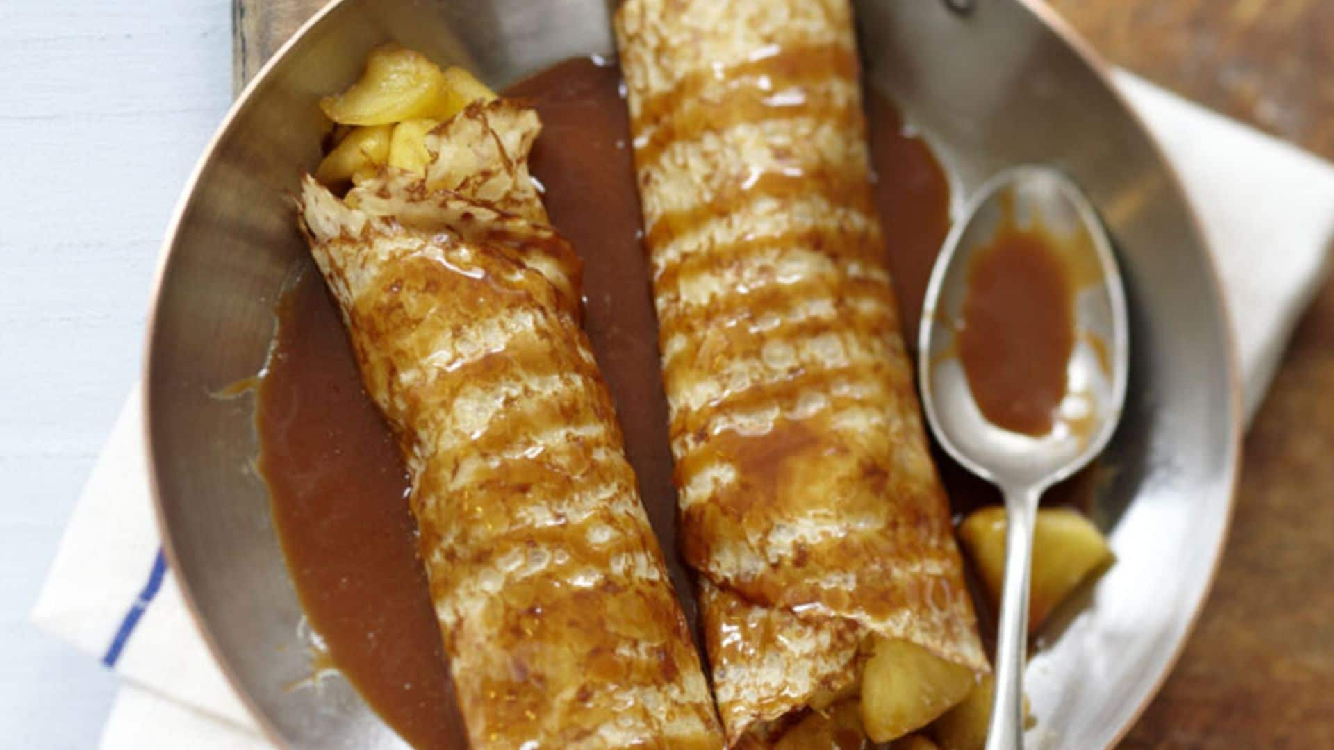 Crepes rellenos de manzana con salsa de 'toffee' salado