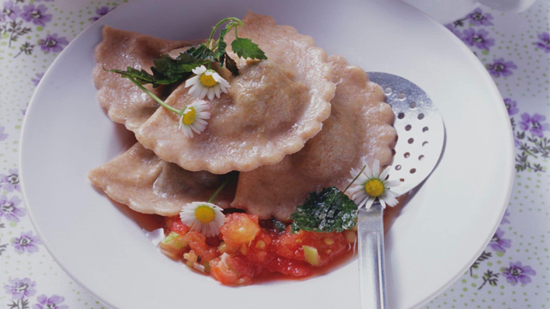 Raviolis de espelta con relleno de ortigas y salsa de tomate