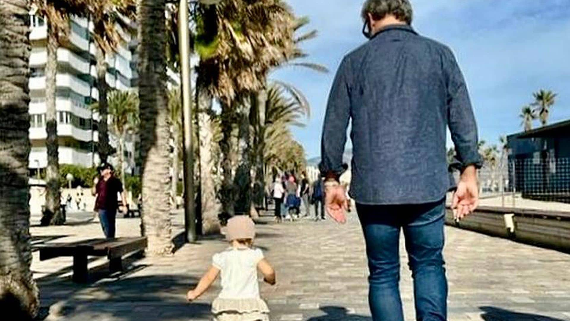 ¡Cómo ha crecido! Miki Nadal disfruta de los primeros paseos con su hija Galatea, de un añito