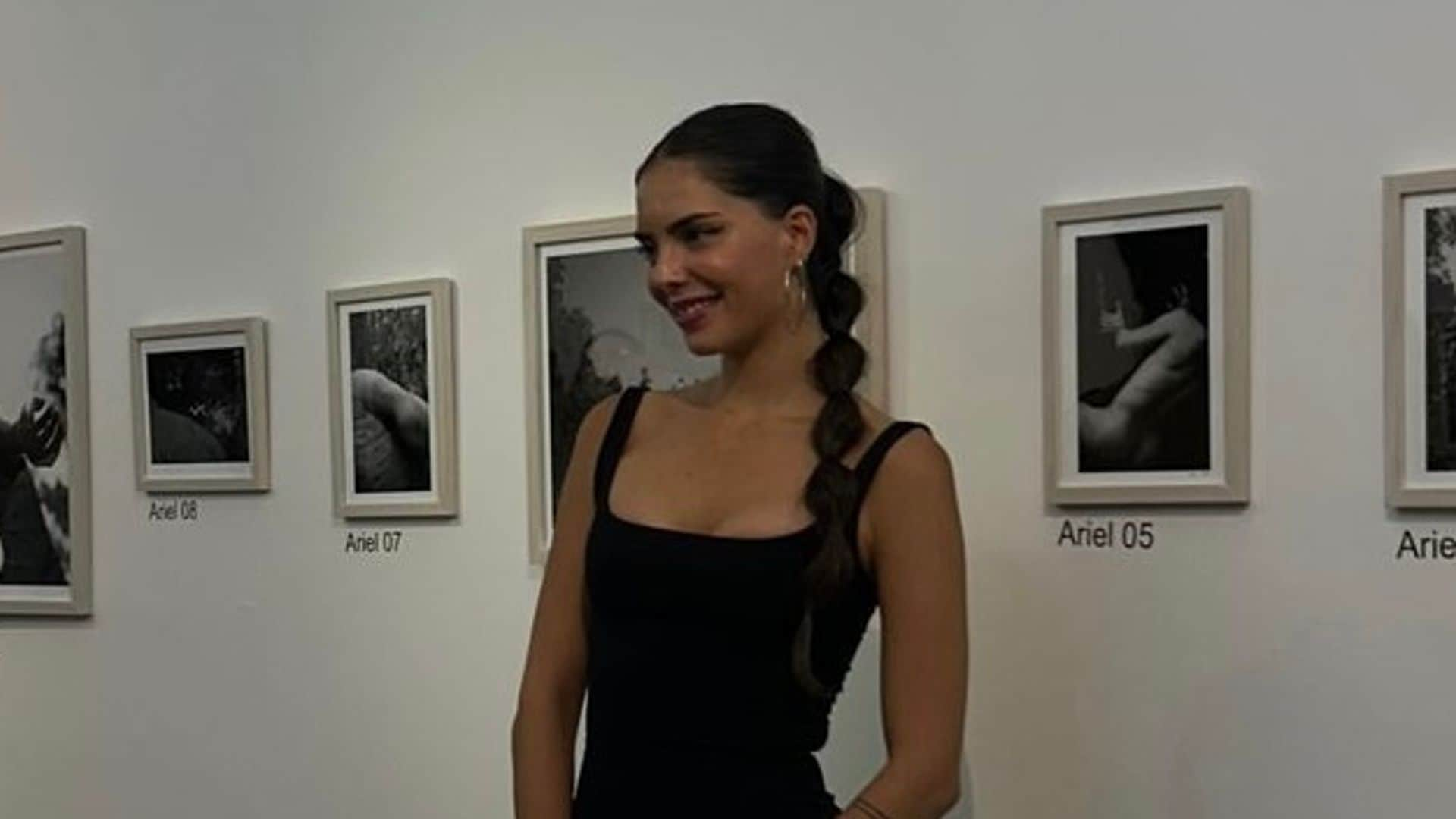 María, hija de Mariana Levy, reaparece feliz y enamorada, en el lanzamiento de su nueva exposición