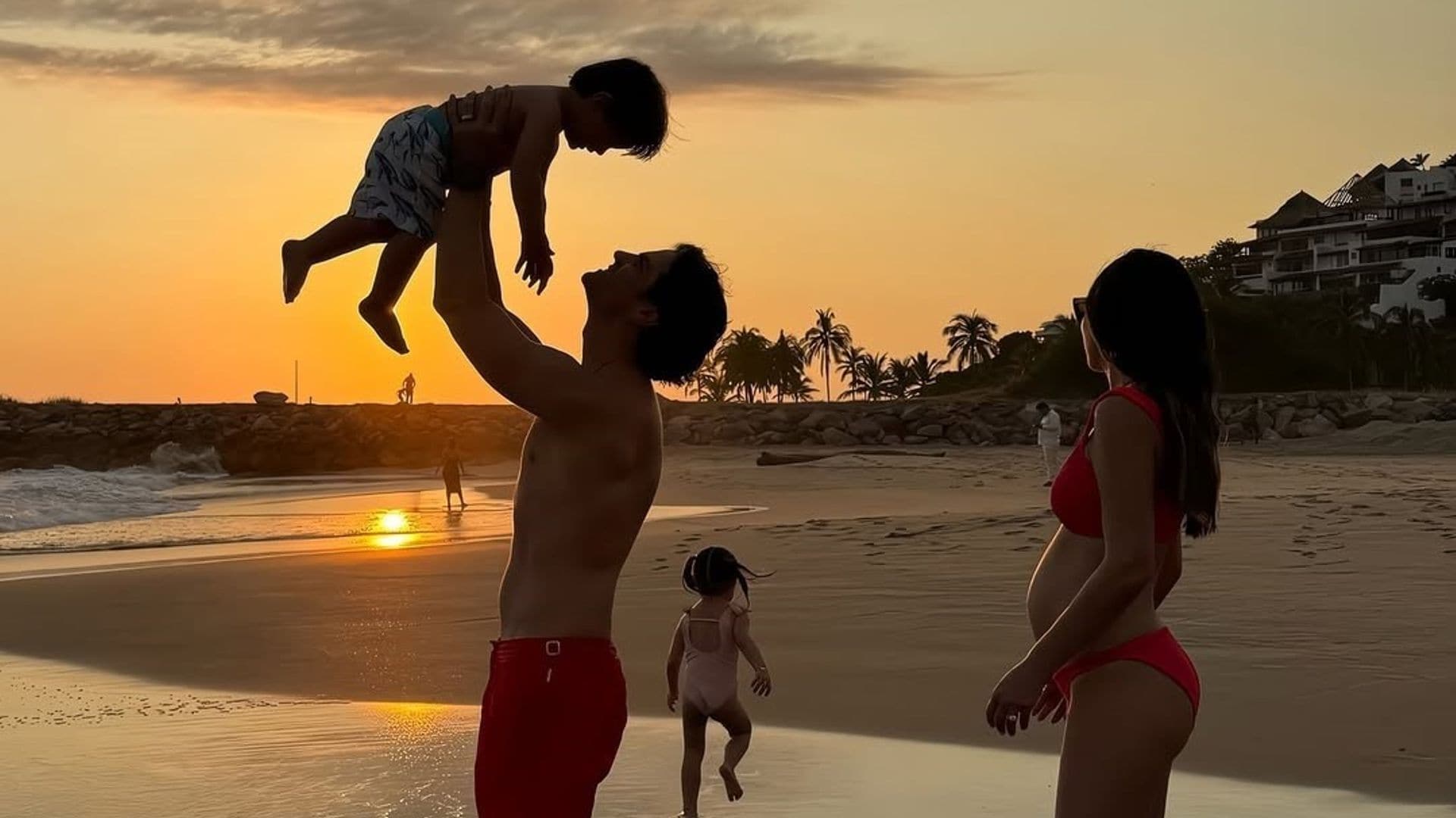 Desde la playa y presumiendo su 'baby bump', Ximena Navarrete celebra 9 años de amor con Juan Carlos Valladares