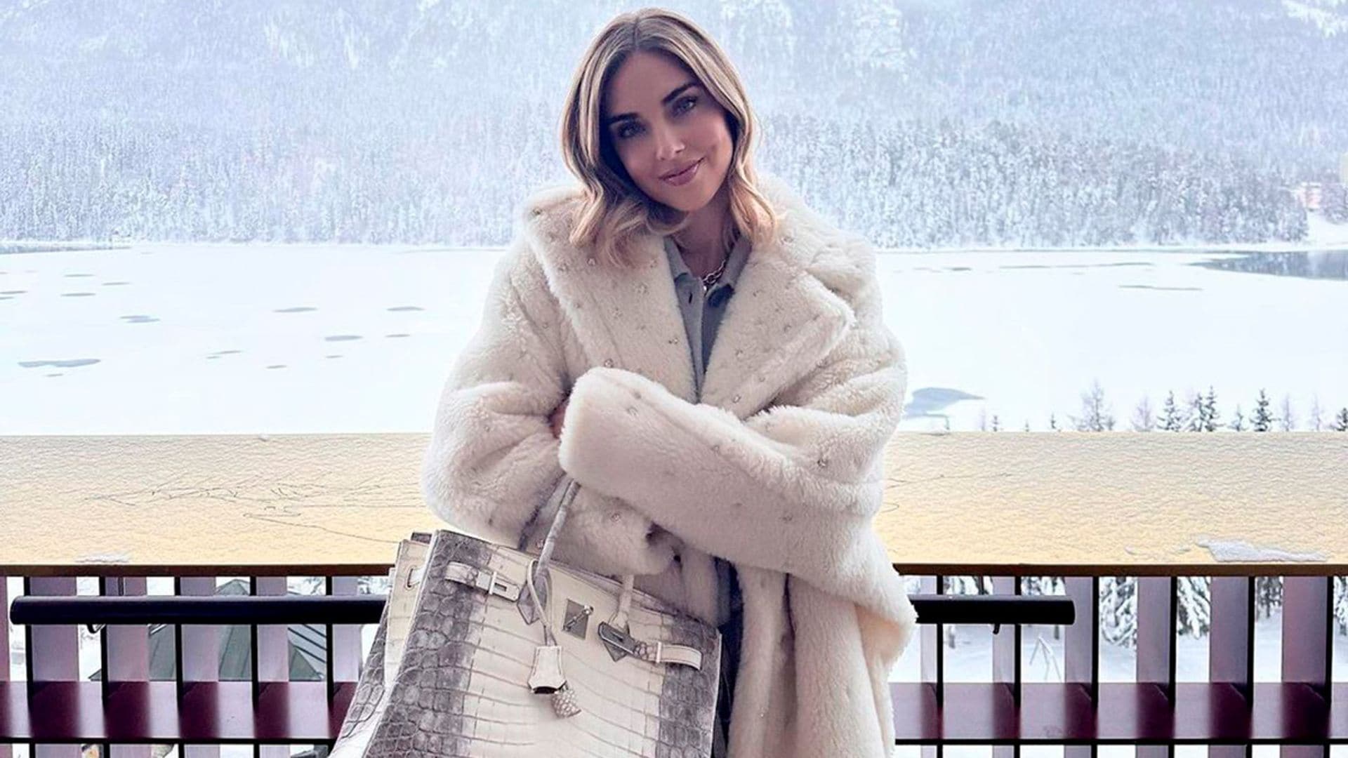 Chiara Ferragni combina el bolso más caro del mundo con un mono de lana en la montañas de Suiza