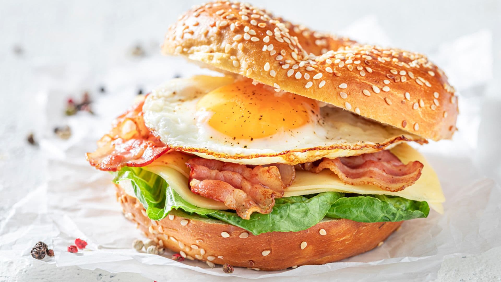 Bagel de queso, bacon y huevo a la plancha