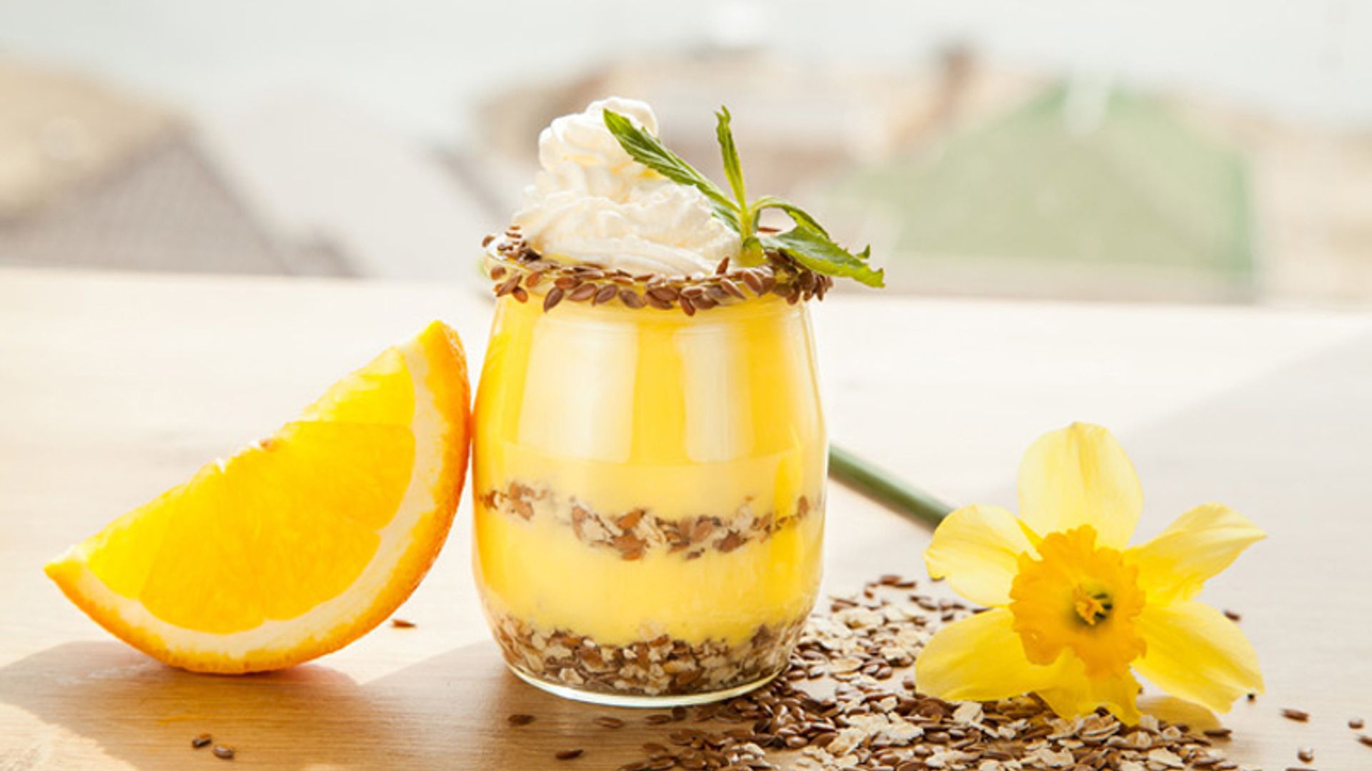 Natillas de avena y naranja con granola y semillas de lino