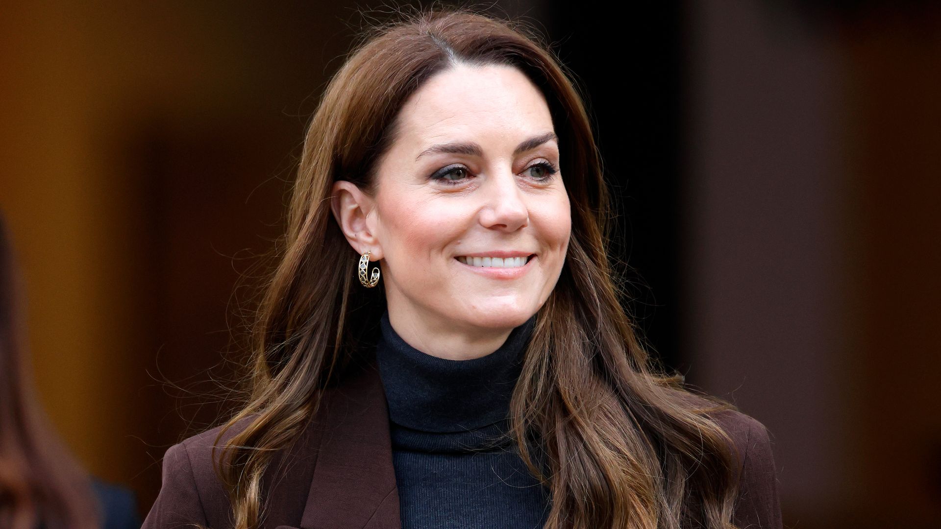 Copia el estilo de Kate Middleton y la reina Letizia con los pendientes de aro que conectan sus looks