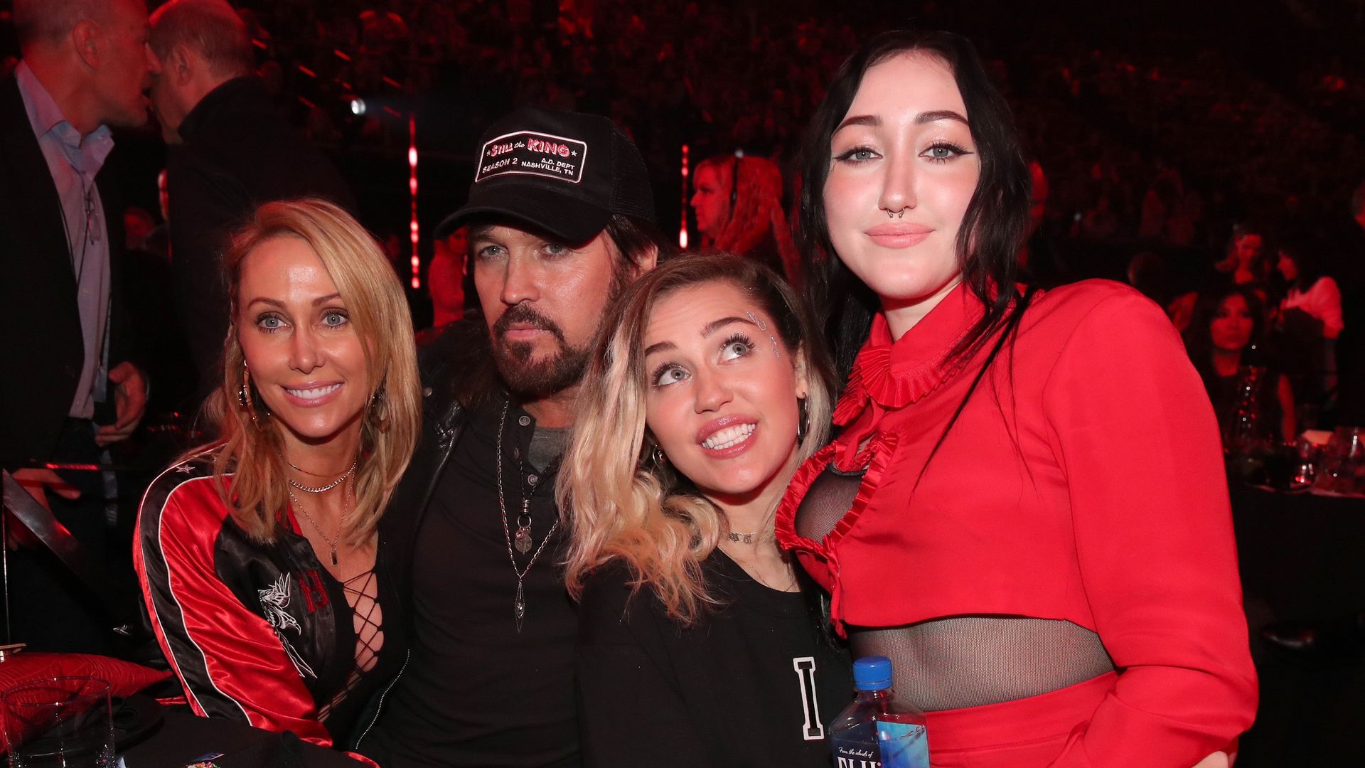 Tish Cyrus, Billy Ray Cyrus, Miley Cyrus y Noah Cyrus en los premios iHeartRadio en 2017