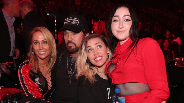 Tish Cyrus, Billy Ray Cyrus, Miley Cyrus y Noah Cyrus en los premios iHeartRadio en 2017