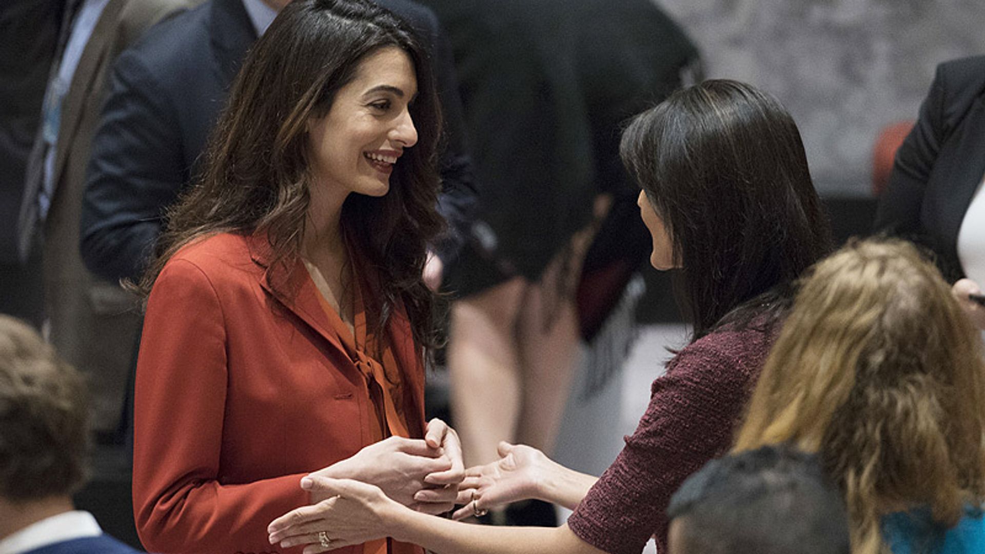 Amal Clooney vuelve al trabajo tras el nacimiento de sus mellizos