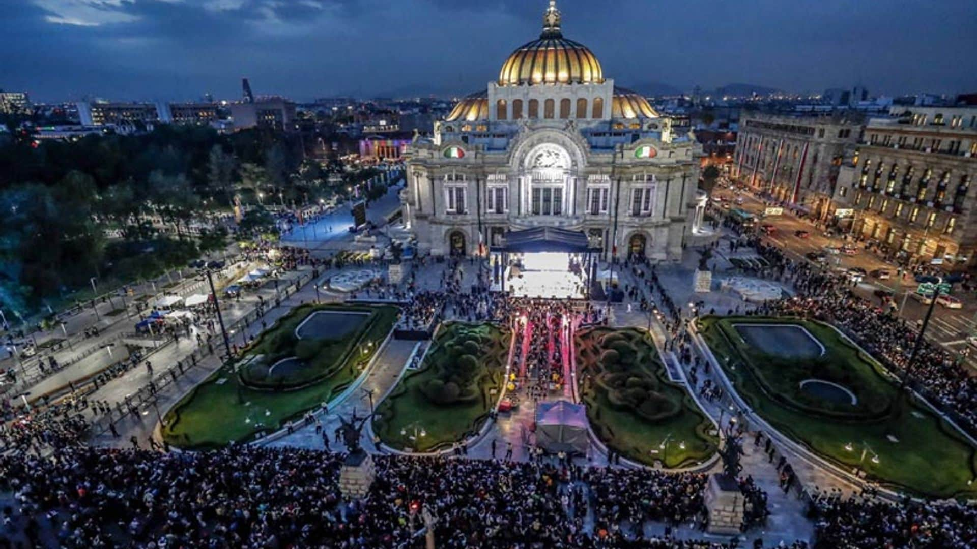 FOTOGALERÍA: El multitudinario adiós a Juan Gabriel en México, al que acudió el hermano de Isabel Pantoja