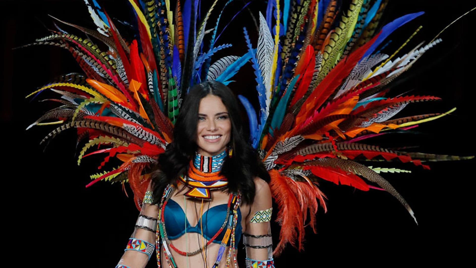 Adriana Lima 'toma' el Carnaval de Río junto a otros ángeles de Victoria’s Secret