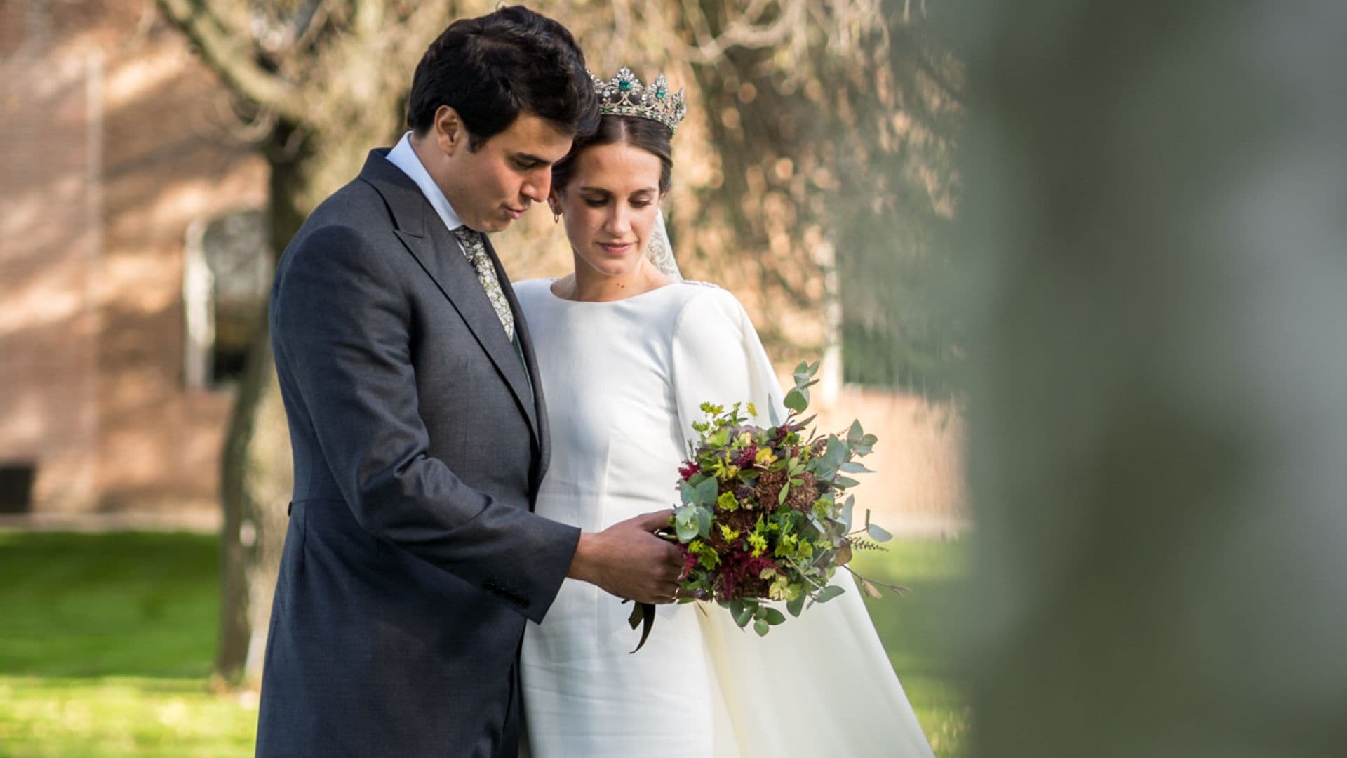 Teresa, la novia del vestido sencillo y la tiara de esmeraldas que celebró su boda en Madrid