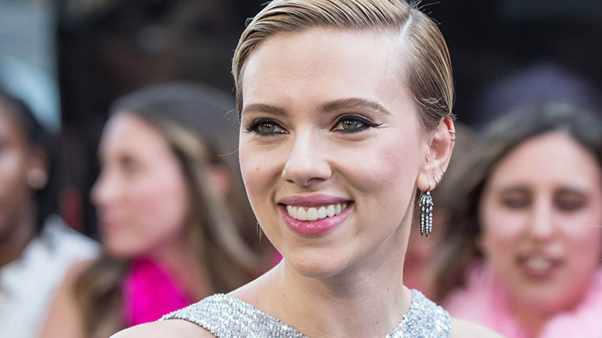 Scarlett Johansson recupera su larga melena para parodiar a Ivanka Trump