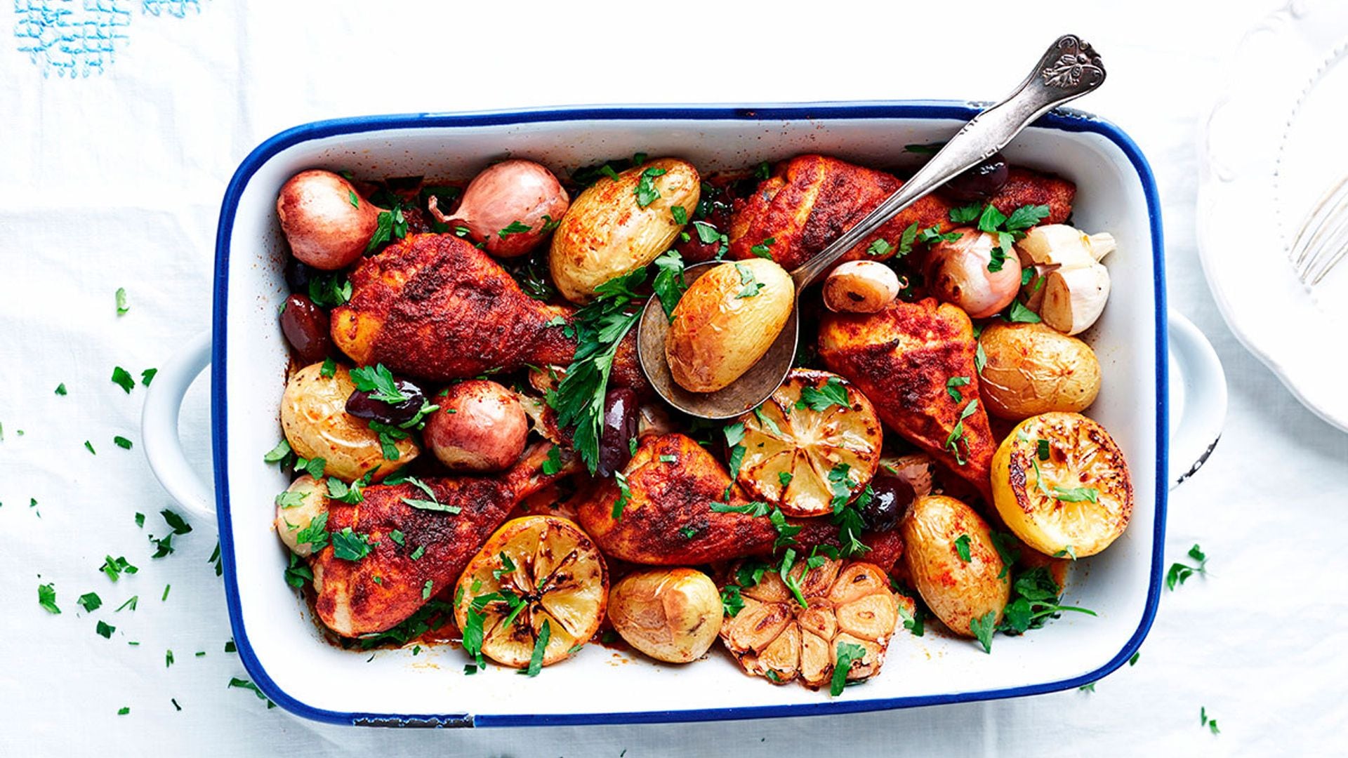 Pollo especiado al horno con patatas, limón y aceitunas negras