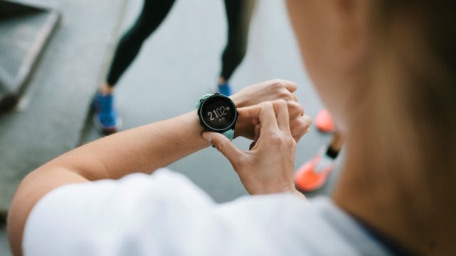 mujer utilizando reloj de samsung t