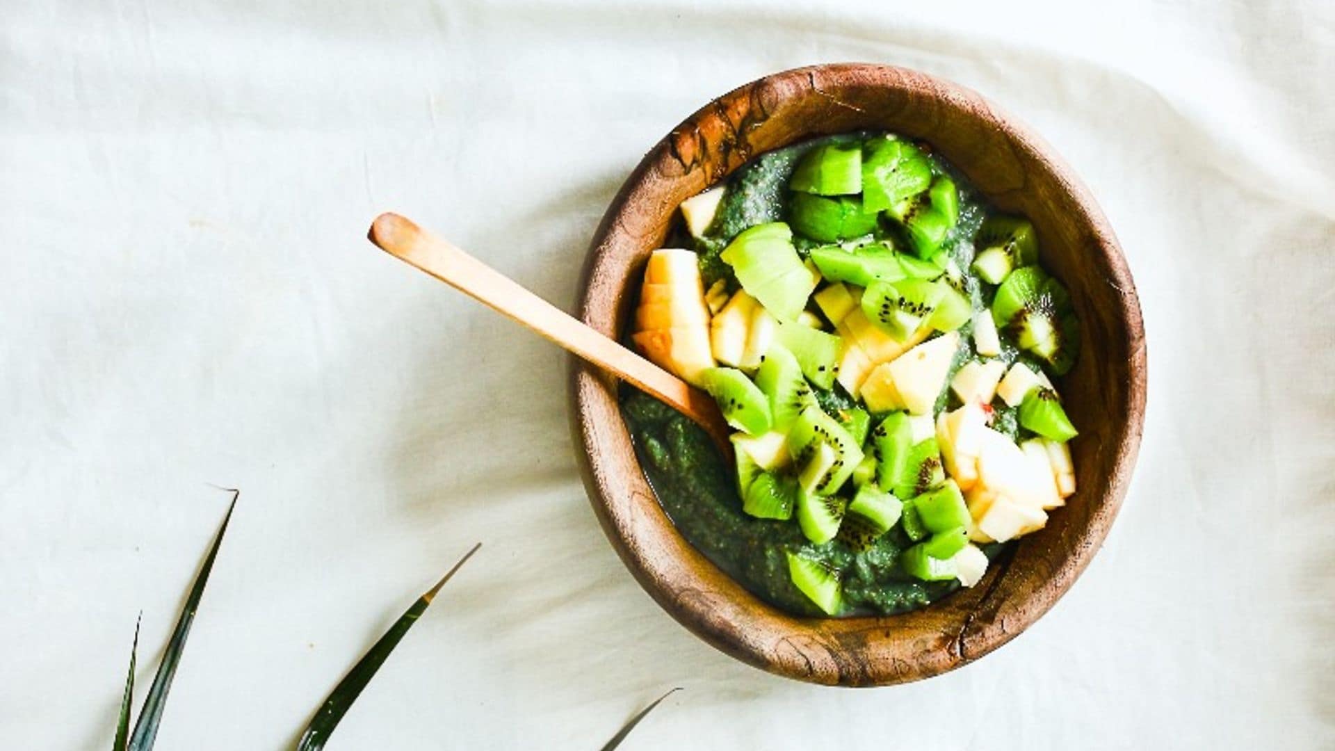 'Porridge' de avena con espirulina y frutas