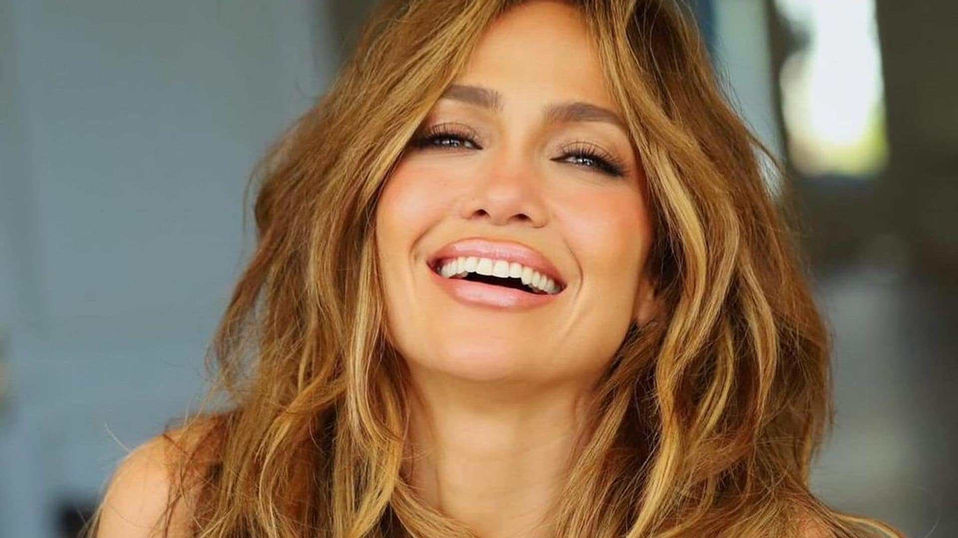 Todo lo que significa el nuevo (y espectacular) posado de Jennifer Lopez