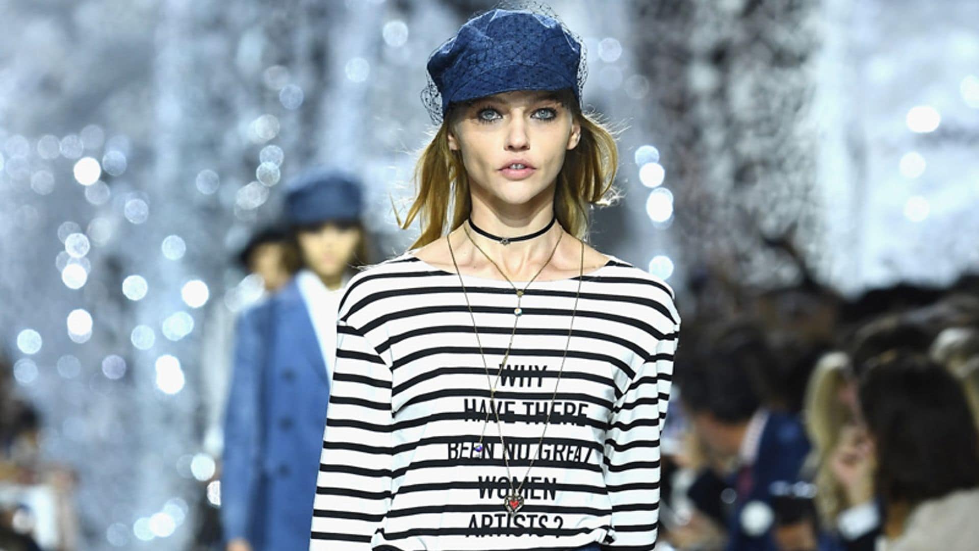 Dior renueva su mensaje feminista con una camiseta de rayas