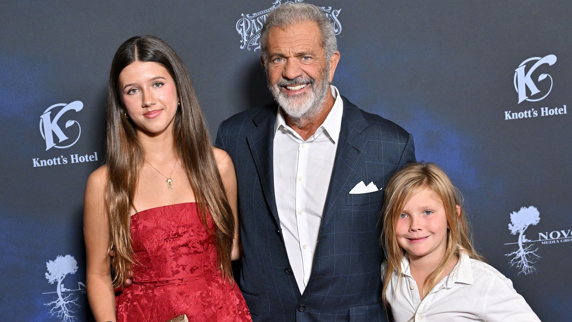 Dos de los nueve hijos de Mel Gibson posan por primera vez en la alfombra roja