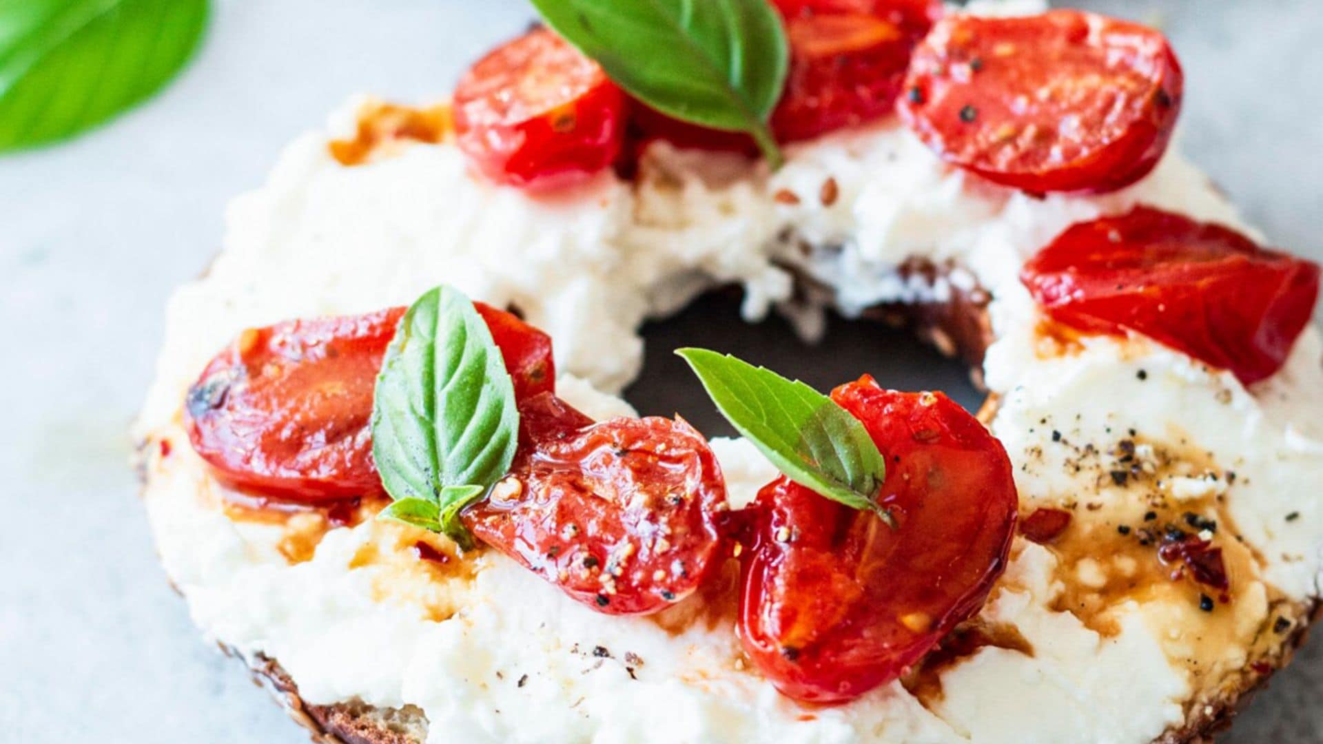 'Bagel' con queso y tomates cherry confitados