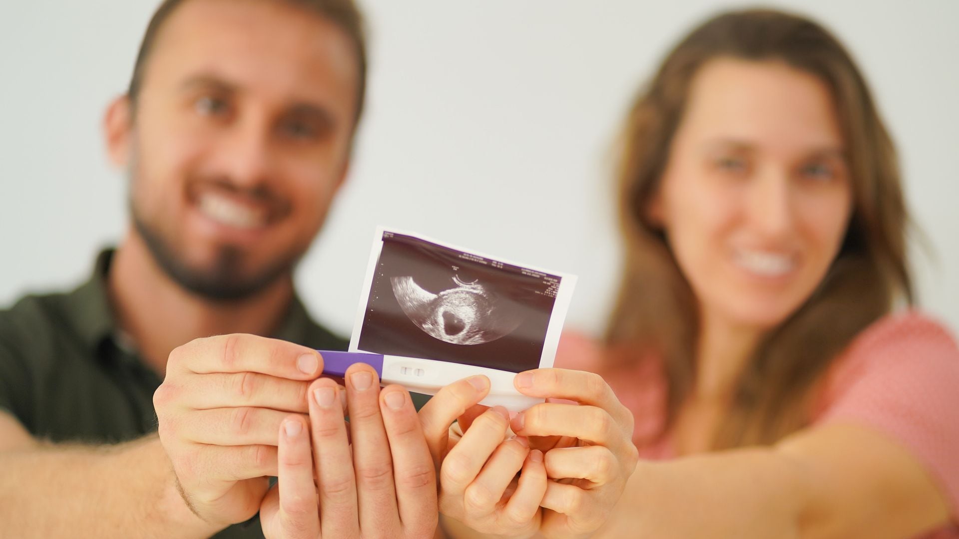 Pareja feliz con ecografía