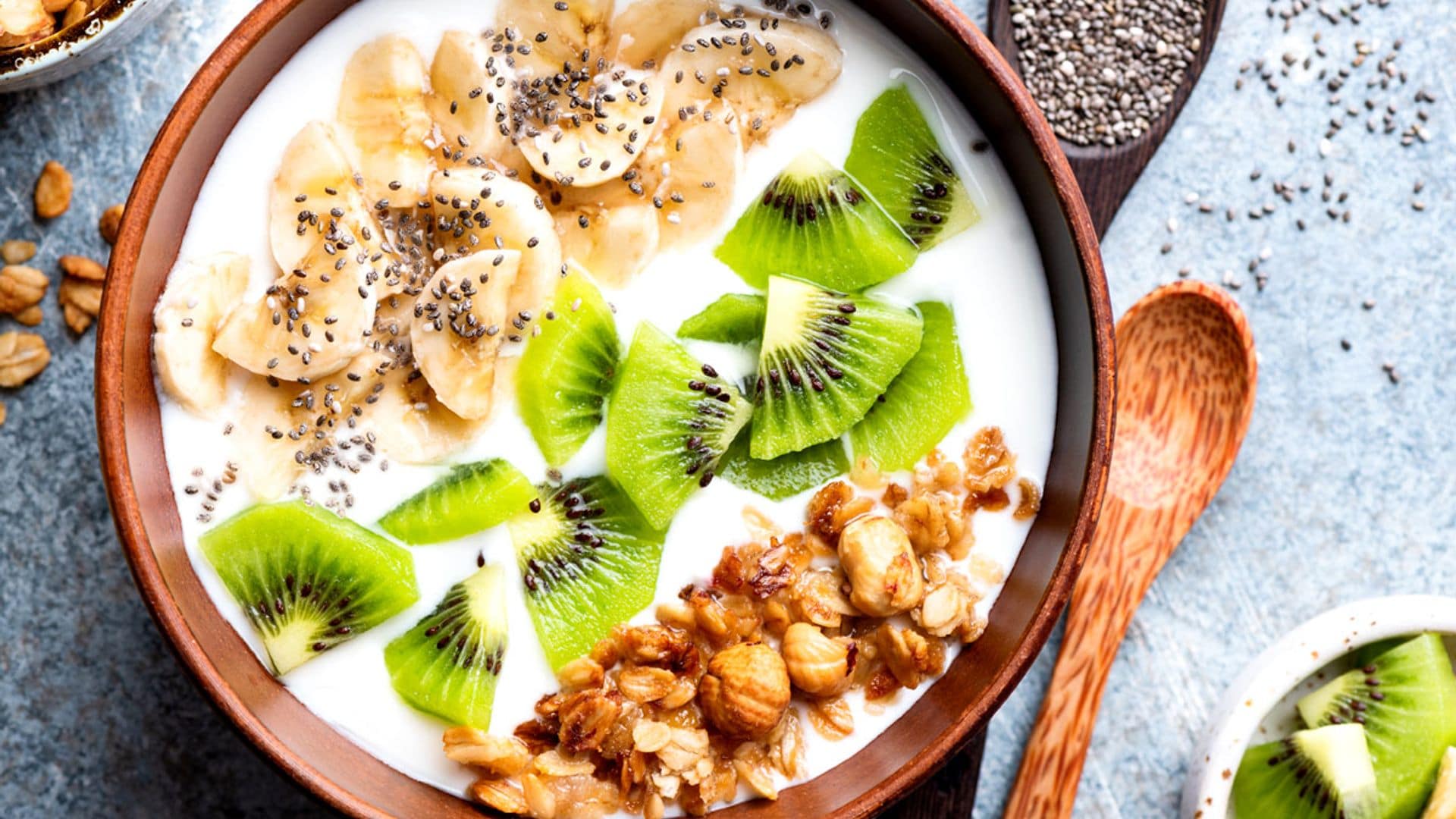 'Bowl' de kéfir con kiwi, plátano y semillas de chía
