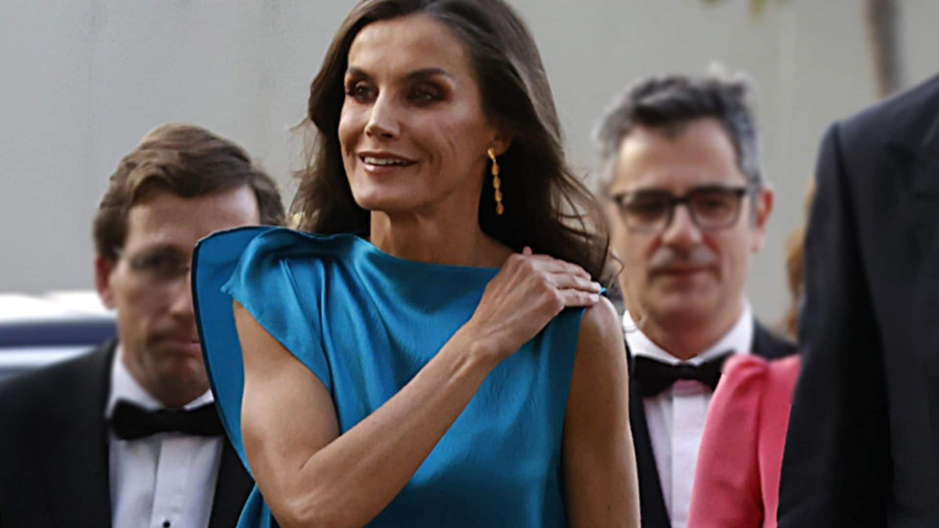 La reina Letizia brilla con un 'total look' de marca España (y rebajado) en su noche con el periodismo