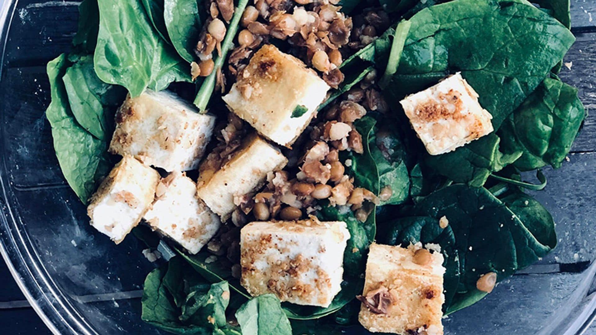 Ensalada de espinacas, tofu y lentejas