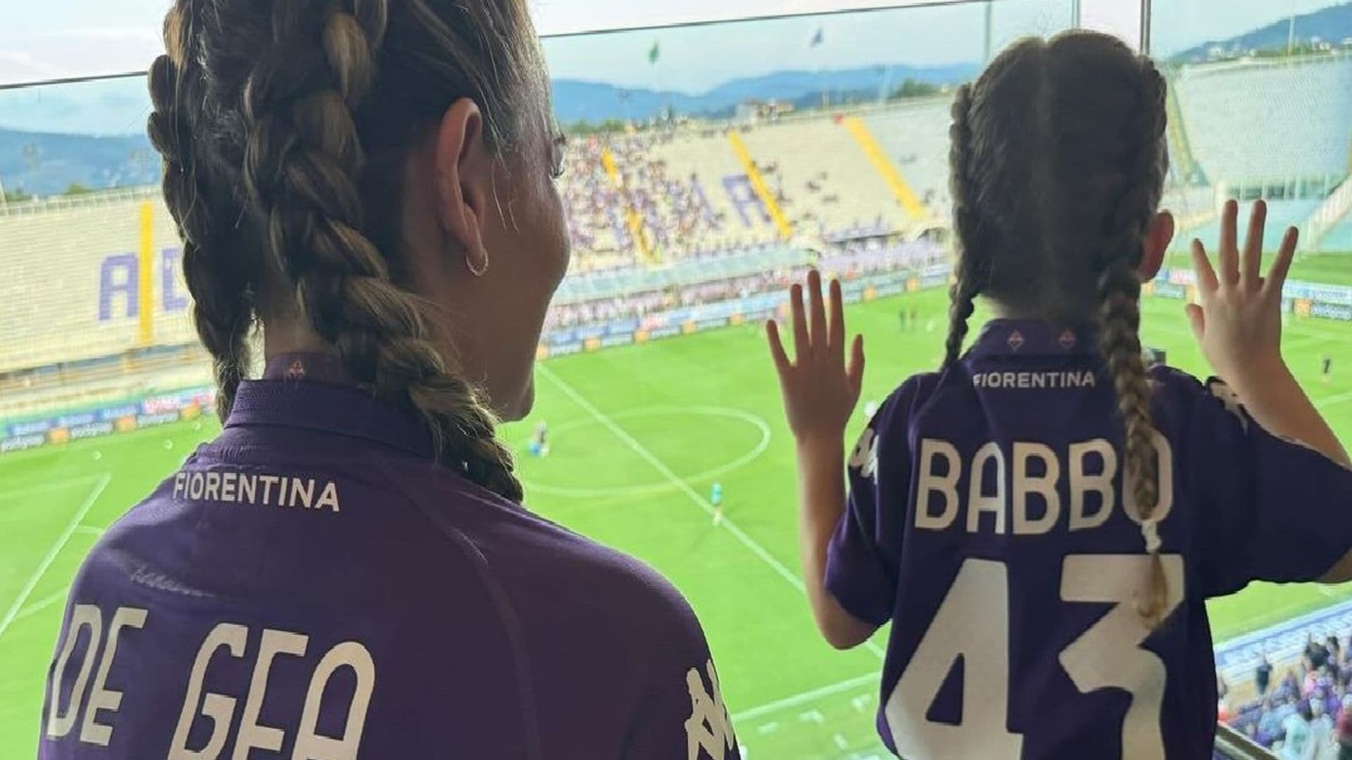 Edurne y Yanay se estrenan en el campo de la Fiorentina con looks a juego y animando a ‘papá’