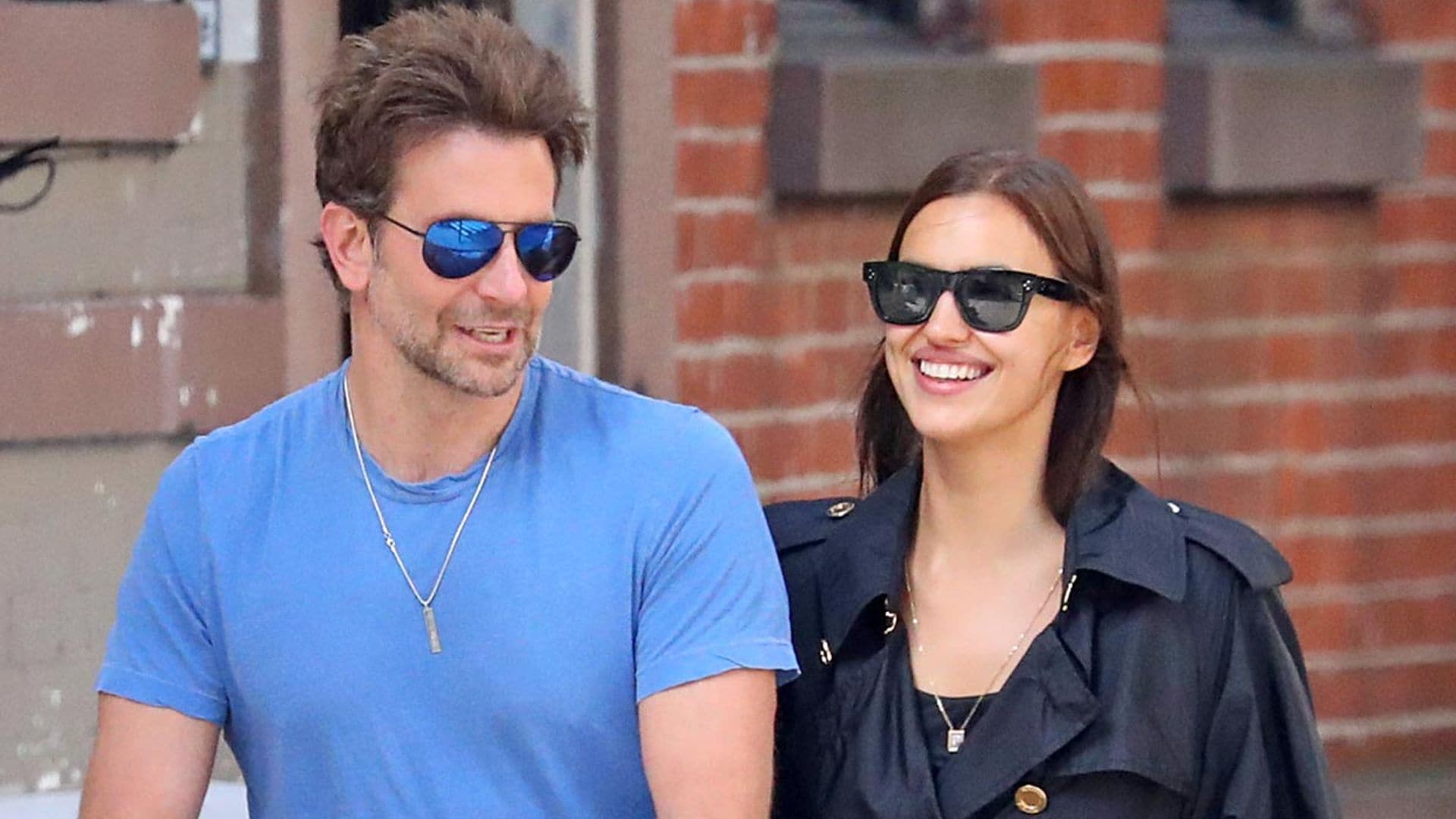 Solos, cogidos del brazo y muy sonrientes: el paseo de Bradley Cooper e Irina Shayk que ha desatado los rumores