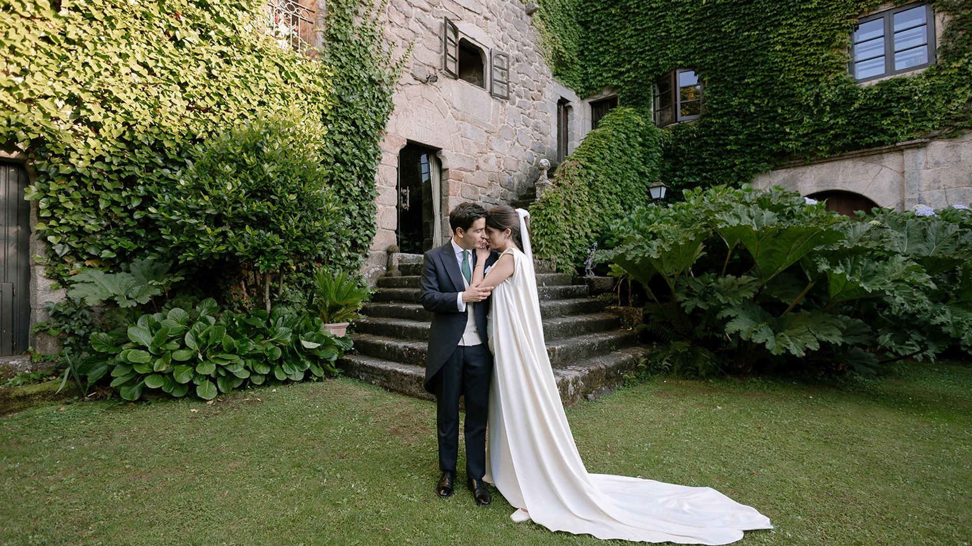 Lucía, la novia que eligió un vestido desmontable con chaleco y zapatos planos para su boda en un pazo de Galicia