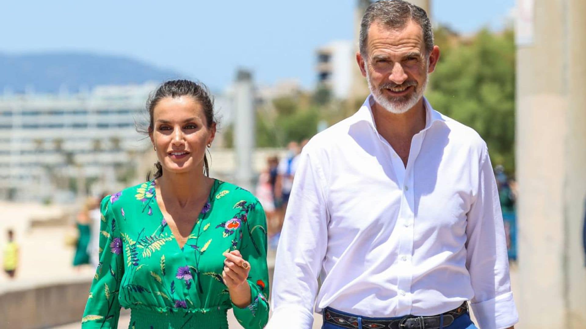 ¡Welcome to Spain! Los reyes Felipe y Letizia dan la bienvenida a unos turistas alemanes en Mallorca