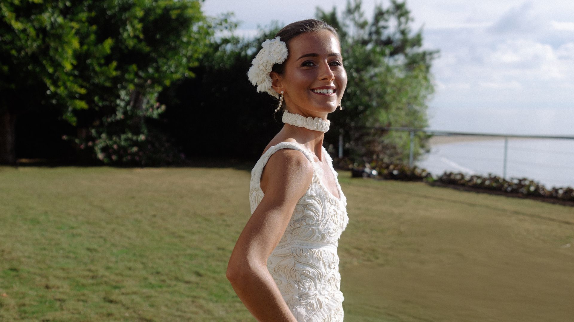 Un vestido de novia viral, con 'choker' a juego, para la boda de Isabel en Villarreal