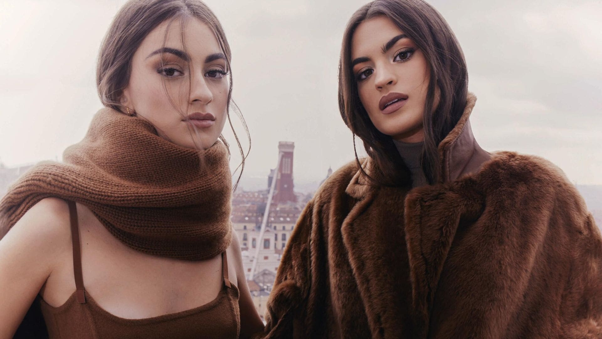 EN ¡HOLA!: Marta y Meri Lozano, dos hermanas imparables en la moda y en las redes