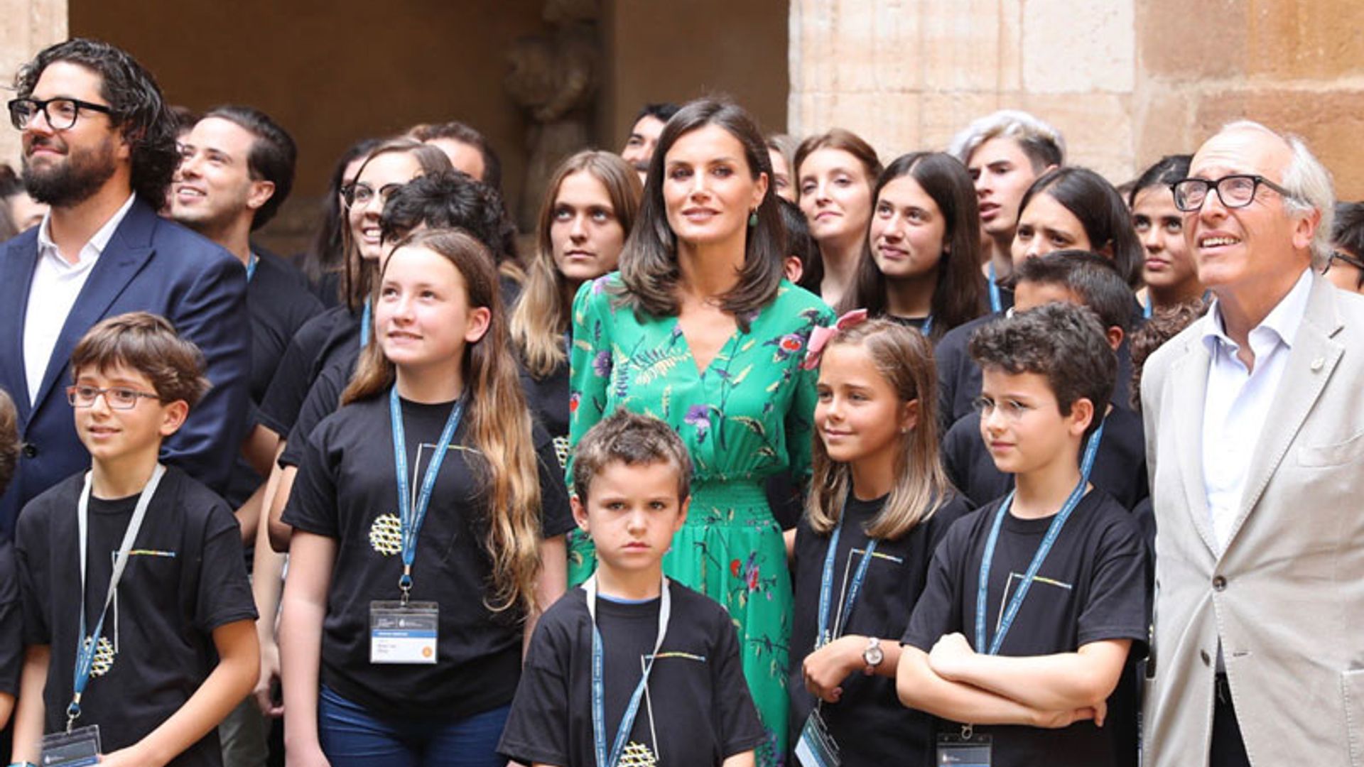 Las bromas de la reina Letizia durante un acto en su tierra: '¿Qué os daban de desayunar en casa?'