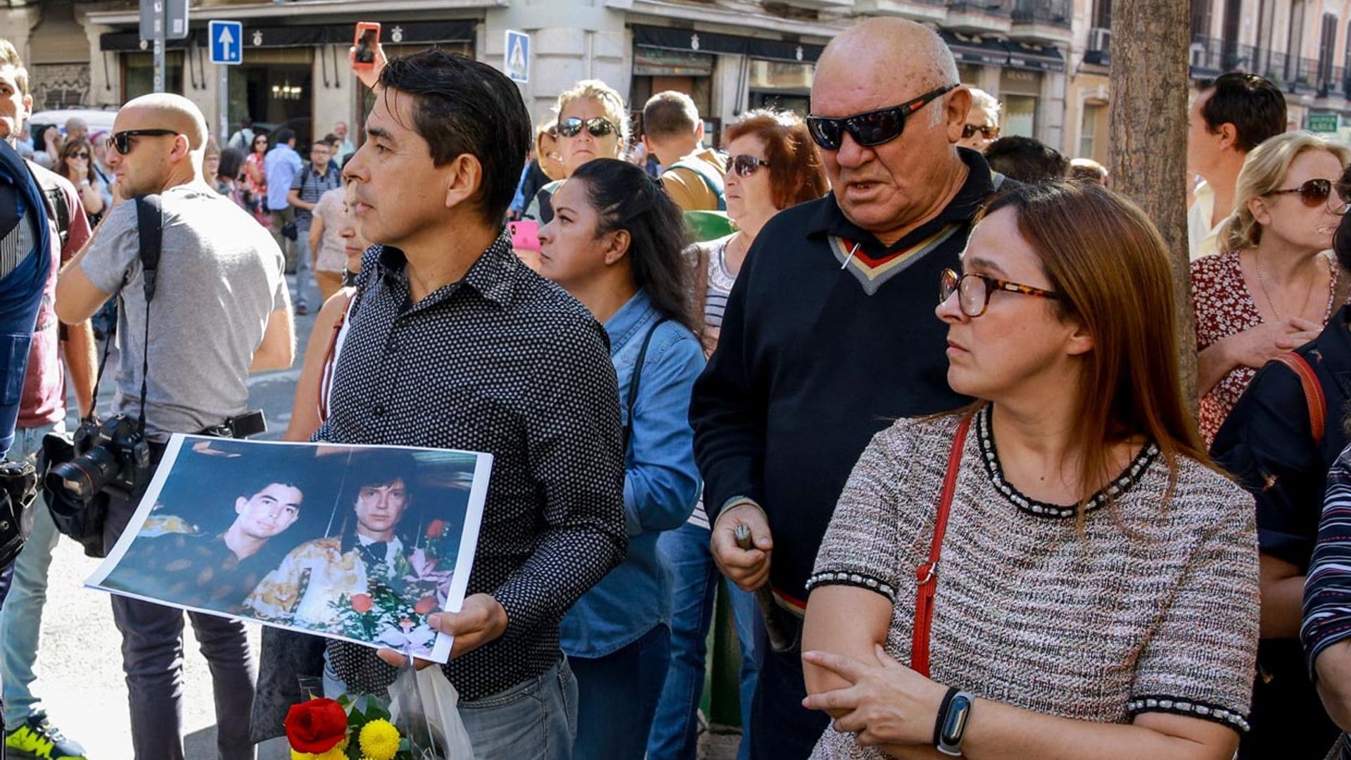 Lágrimas, canciones y aplausos: los momentos más emotivos en el último adiós a Camilo Sesto