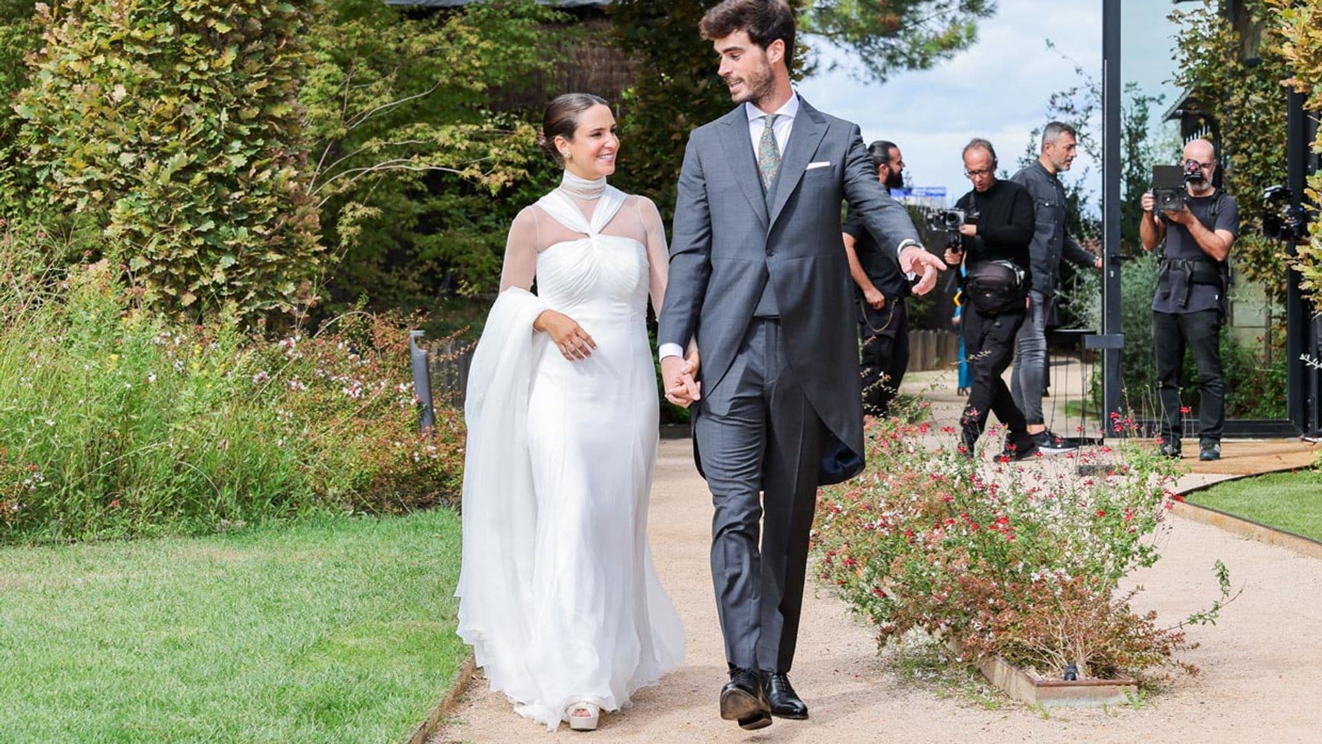 Al detalle, los dos looks de novia de Marta Pombo: un vestido 'suspiro' y un diseño de flores de cristal