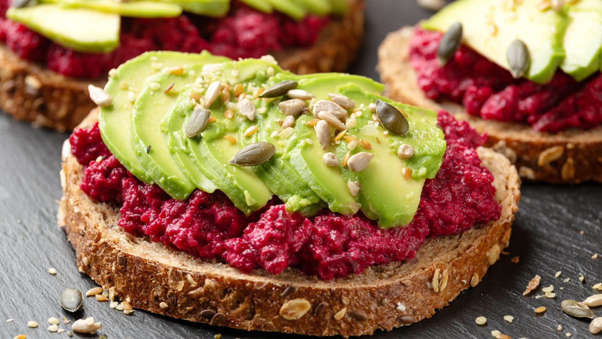 Tostada de 'hummus' de remolacha y aguacate