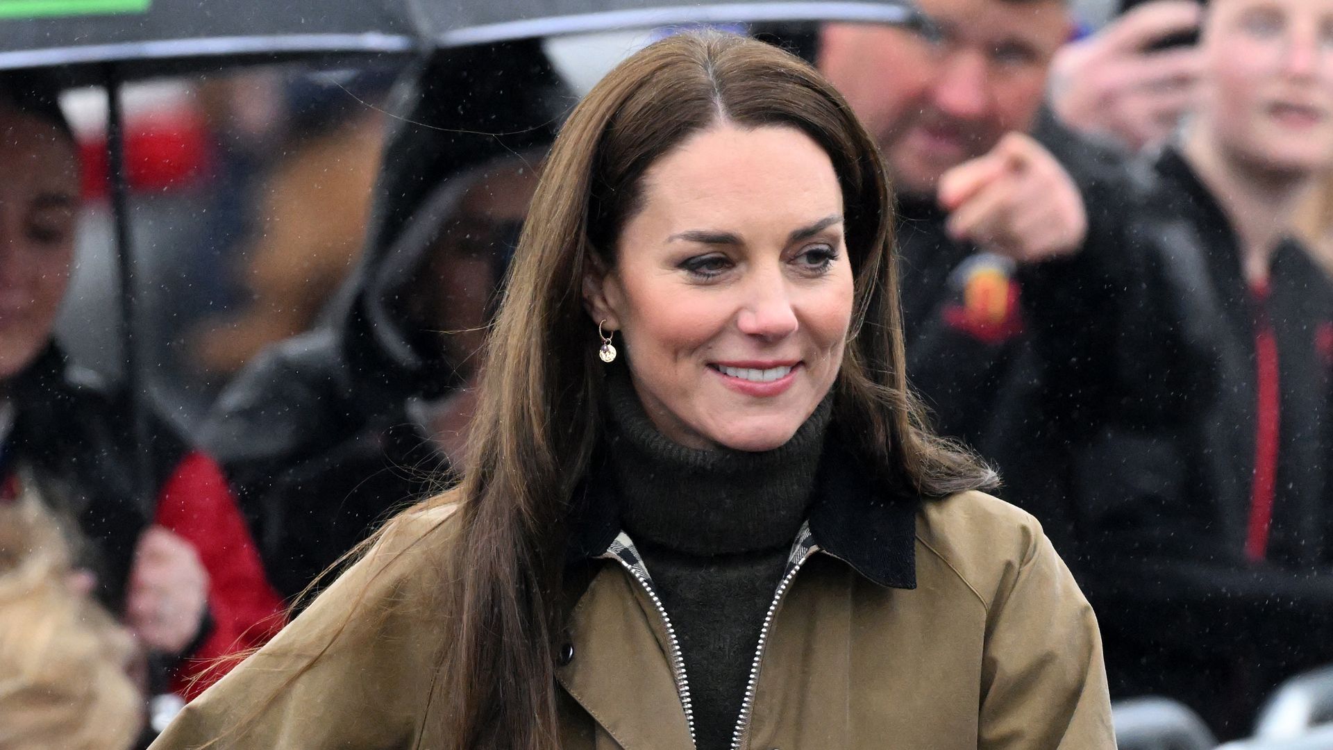 Kate Middleton anima a pie de campo al príncipe Louis en su último partido de fútbol