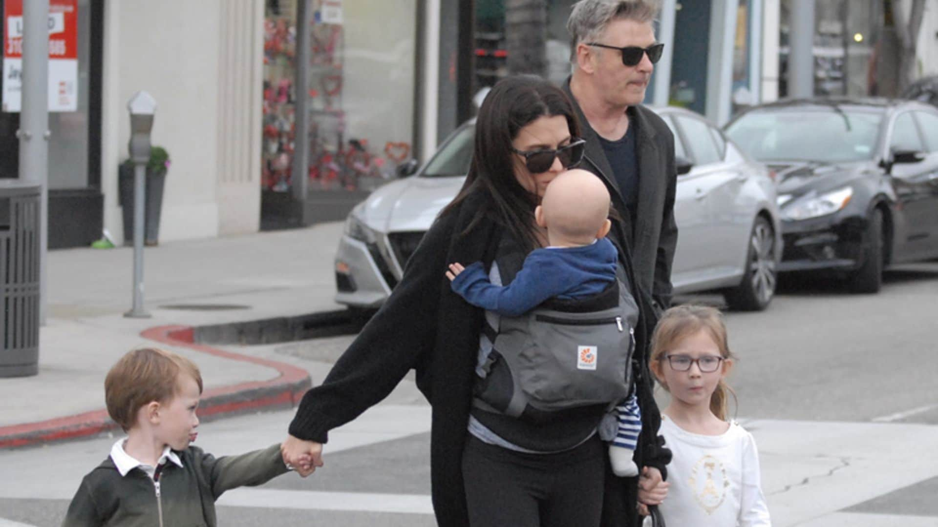 Hilaria y Alec Baldwin disfrutan de un día en familia con su 'mini-ejército' particular