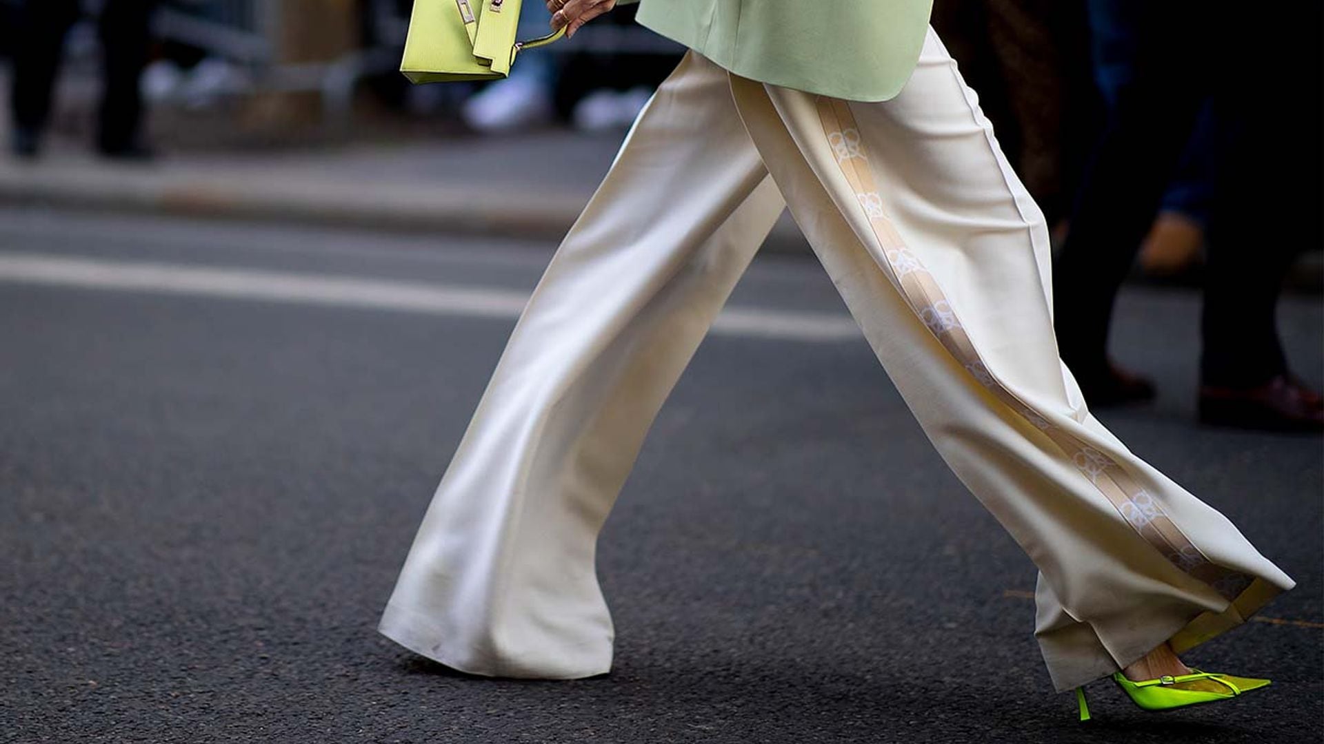 Tan versátil como un vaquero clásico pero mucho más atrevido: todo sobre el pantalón paracaidista