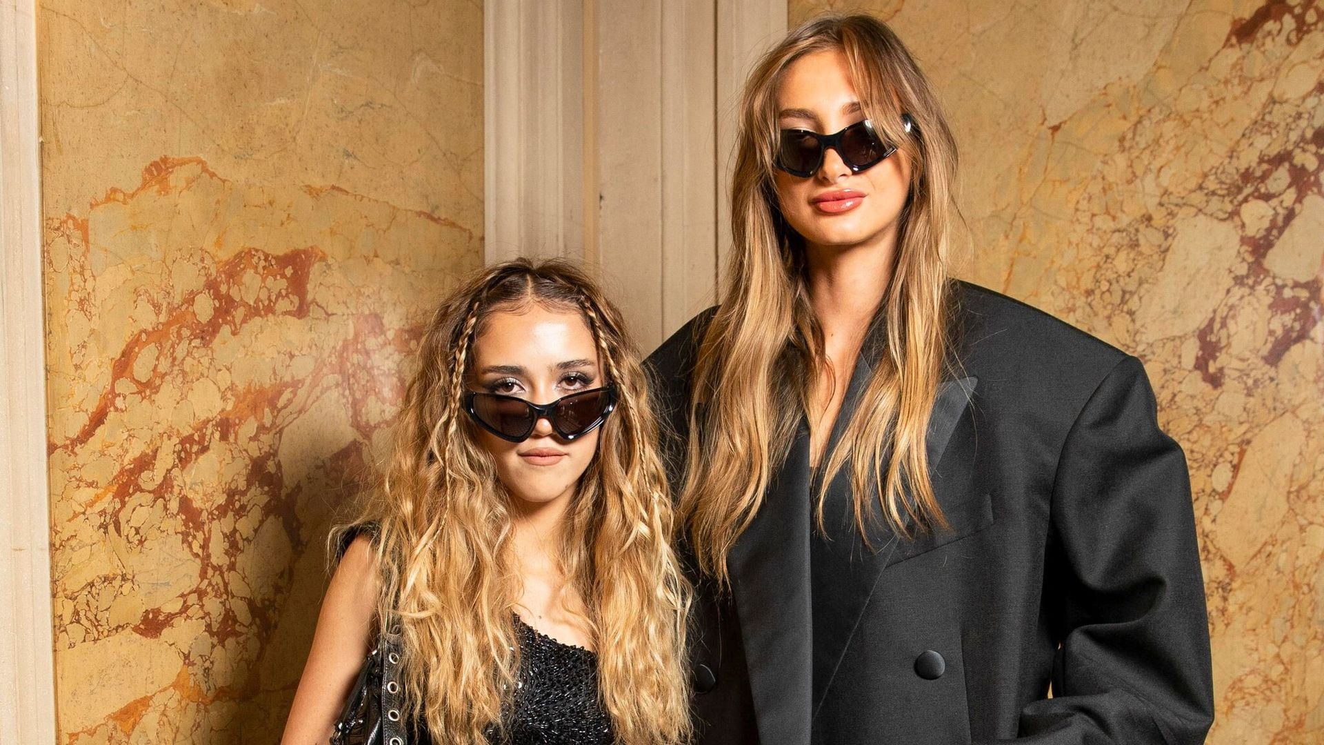 Valentina, hija de Salma Hayek, y su hermana Mathlide Pinault, juntas en un desfile de moda en París