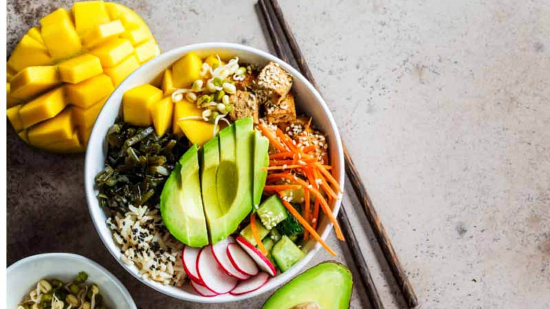 'Poke bowl' con arroz, aguacate, mango y tofu