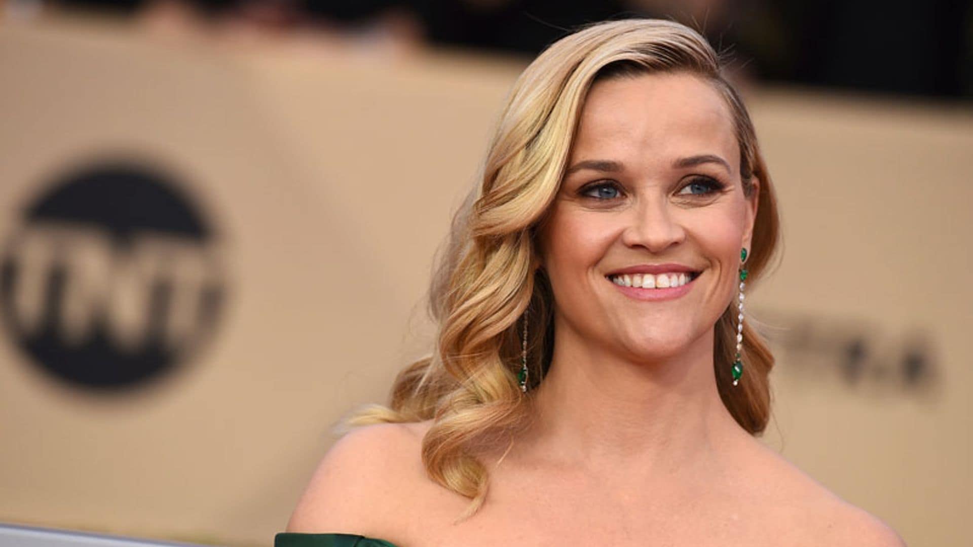 Reese Witherspoon arrasa en las redes limpiando (personalmente) su estrella de la fama